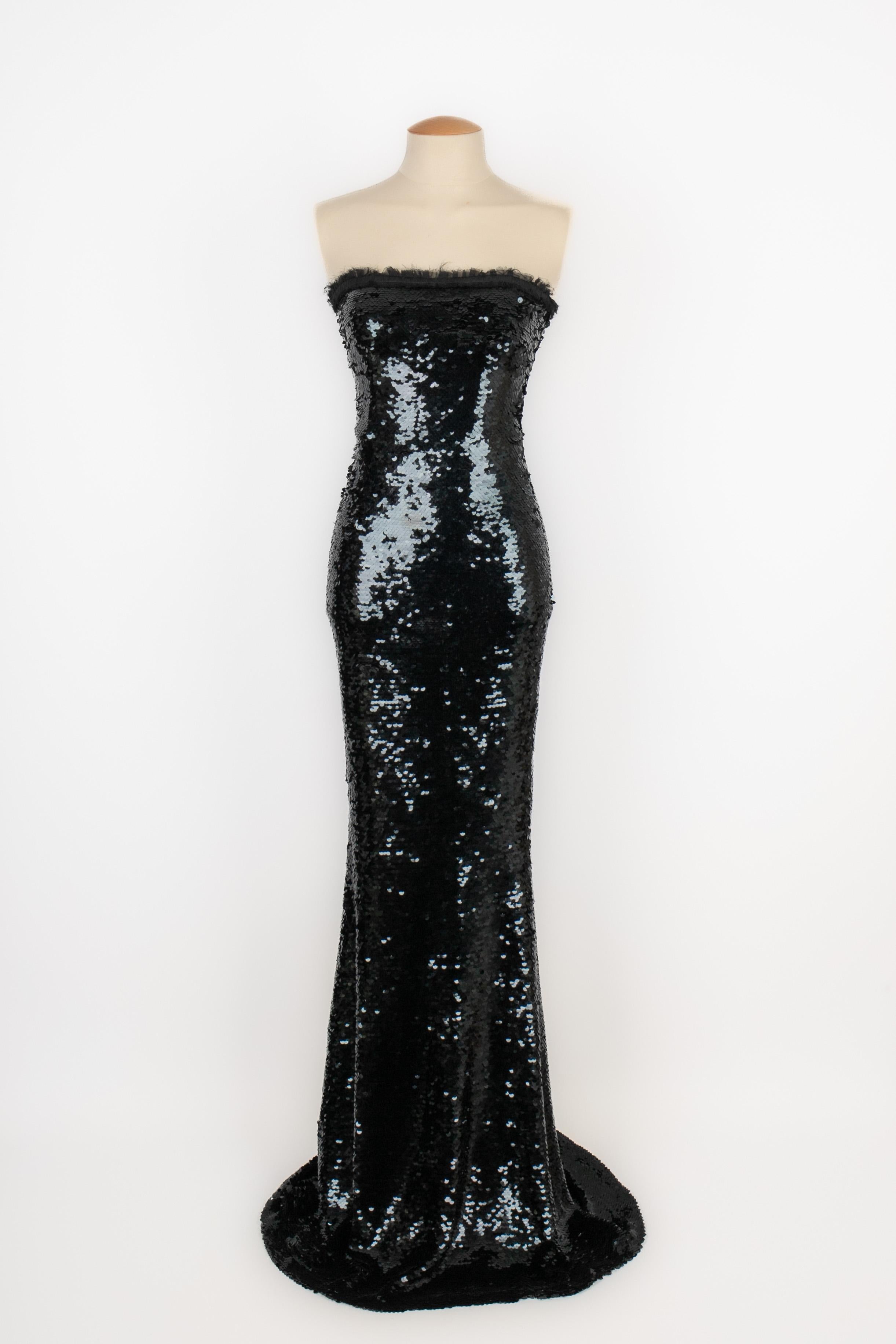 DOLCE & GABBANA - (Made in Italy) Abito lungo a bustier interamente ricoperto di paillettes blu notte. La taglia 38IT indicata, corrisponde a una 34FR. Collection'S circa 2010.

Condizioni:
Ottime condizioni

Dimensioni:
Petto: 40 cm - Vita: 28 cm -