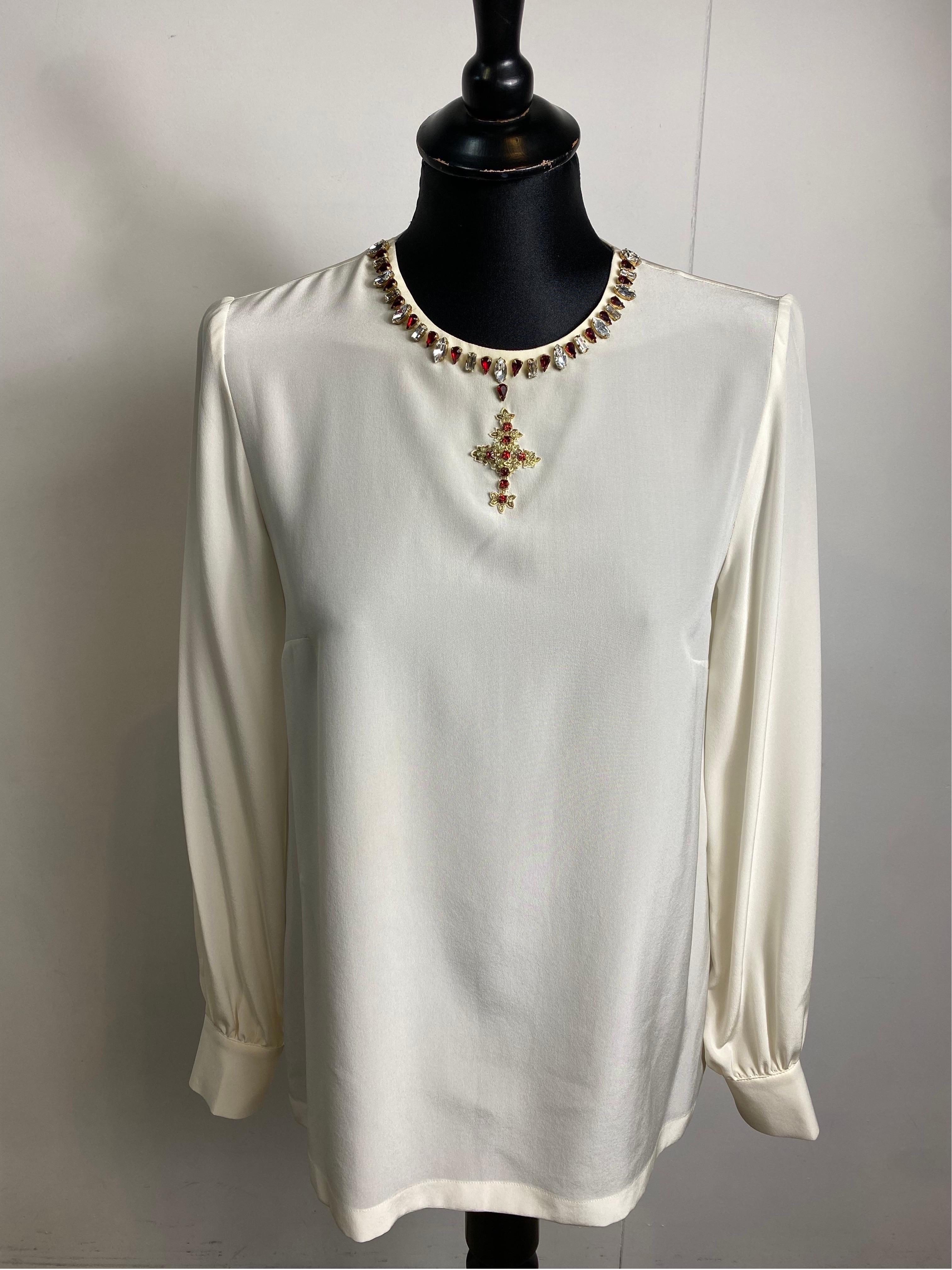 Dolce and Gabbana blouse.
Composition label missing but we think it is silk.
Very bright rhinestone details.
Italian size 40.
Shoulders 42 cm
Bust 44 cm
Length 64 cm
Sleeve 64 cm
Good general condition, with minimal signs of normal use.