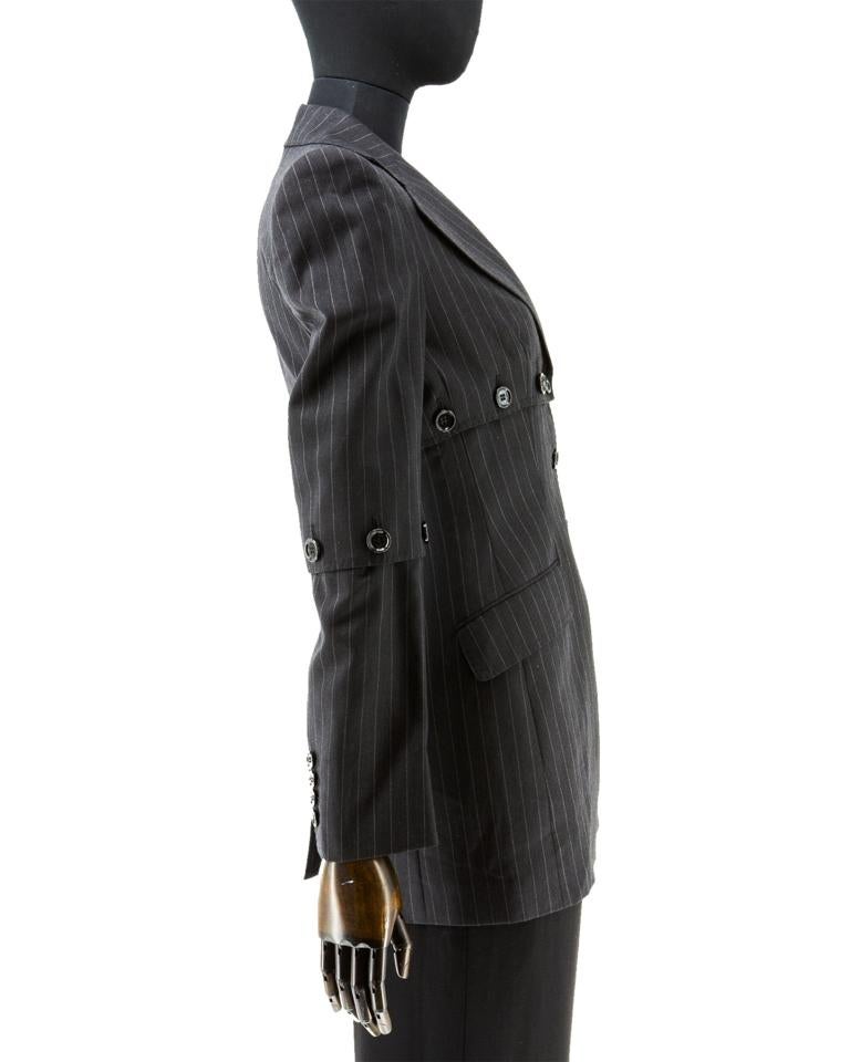 Veste ajustée allongée à rayures gris anthracite et gris argenté de Dolce & Gabbana datant de la fin des années 1990, en laine tissée finement sergée, dotée d'un panneau inférieur amovible et d'une manche trois-quarts, d'un col et d'un large revers,