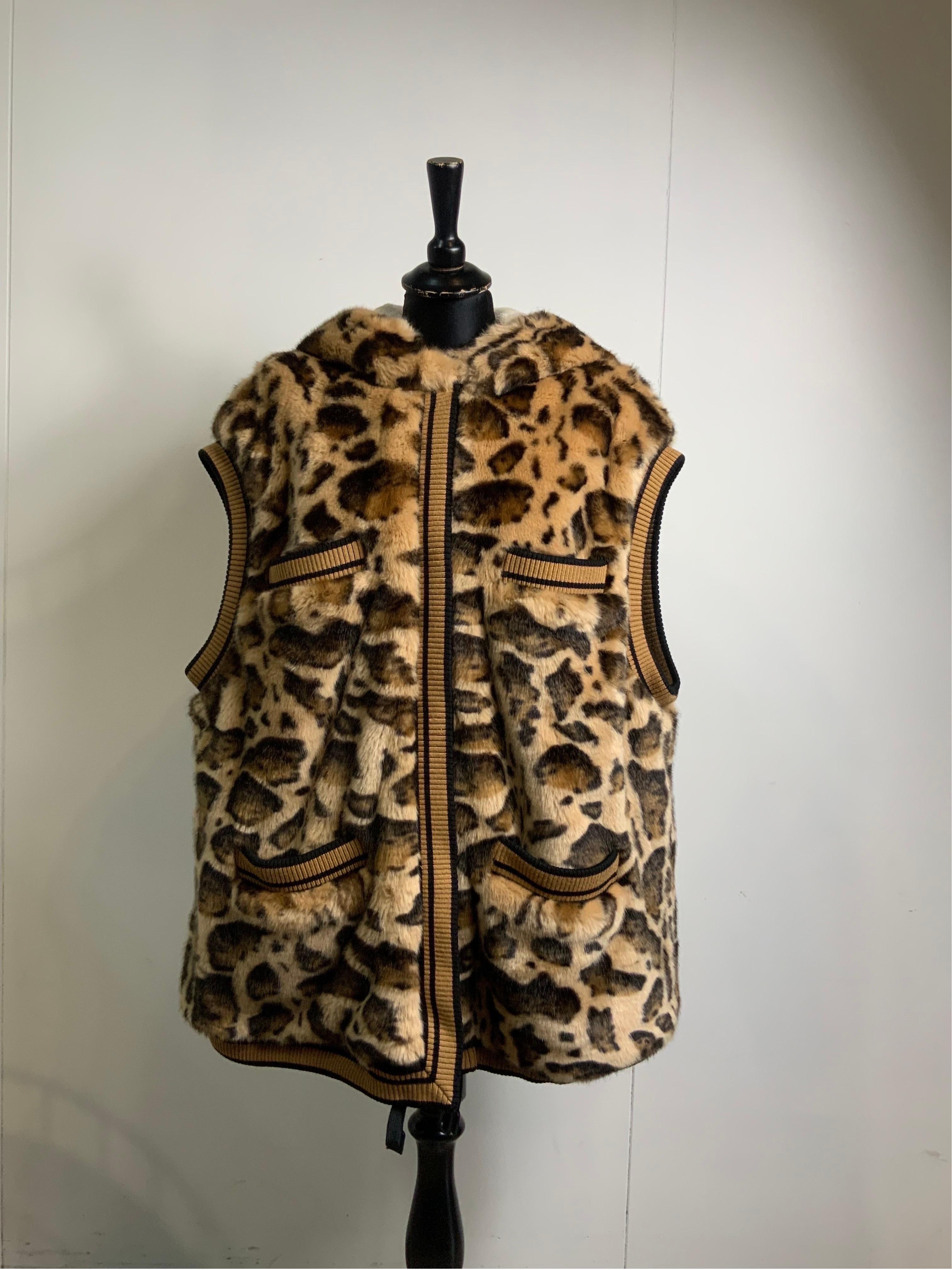 Dolce and Gabbana leopard Jacket
Fall 2017 Ready to wear. Look #2
Composition label missing but it is synthetic fur.
Size 38 Italy but fits oversize.
Shoulders 50 cm
Bust 60 cm
Length 80 cm
Beautiful piece, excellent general condition, like new.