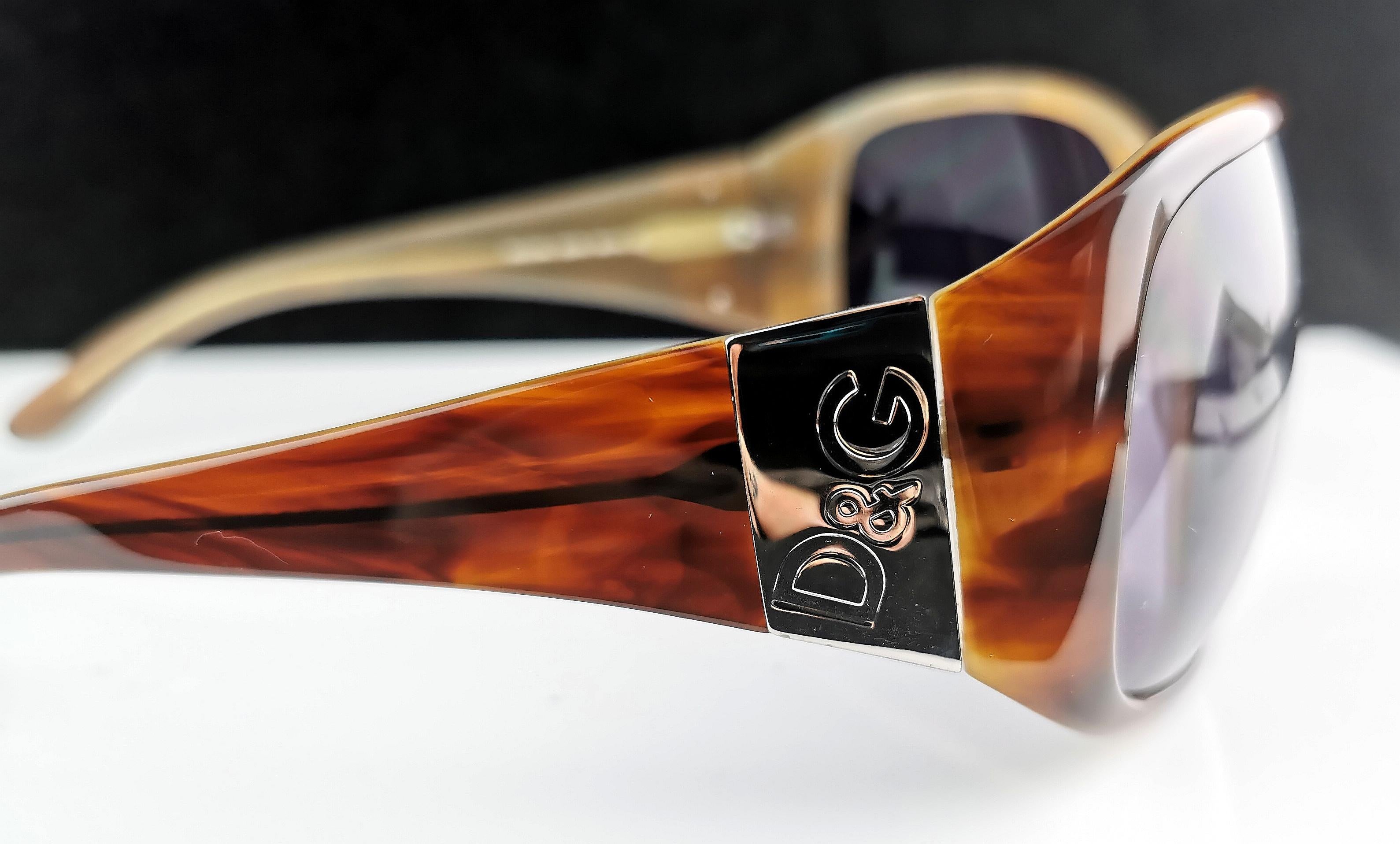 Dolce and Gabbana faux tortoiseshell sunglasses, Silver tone logo  For Sale 8