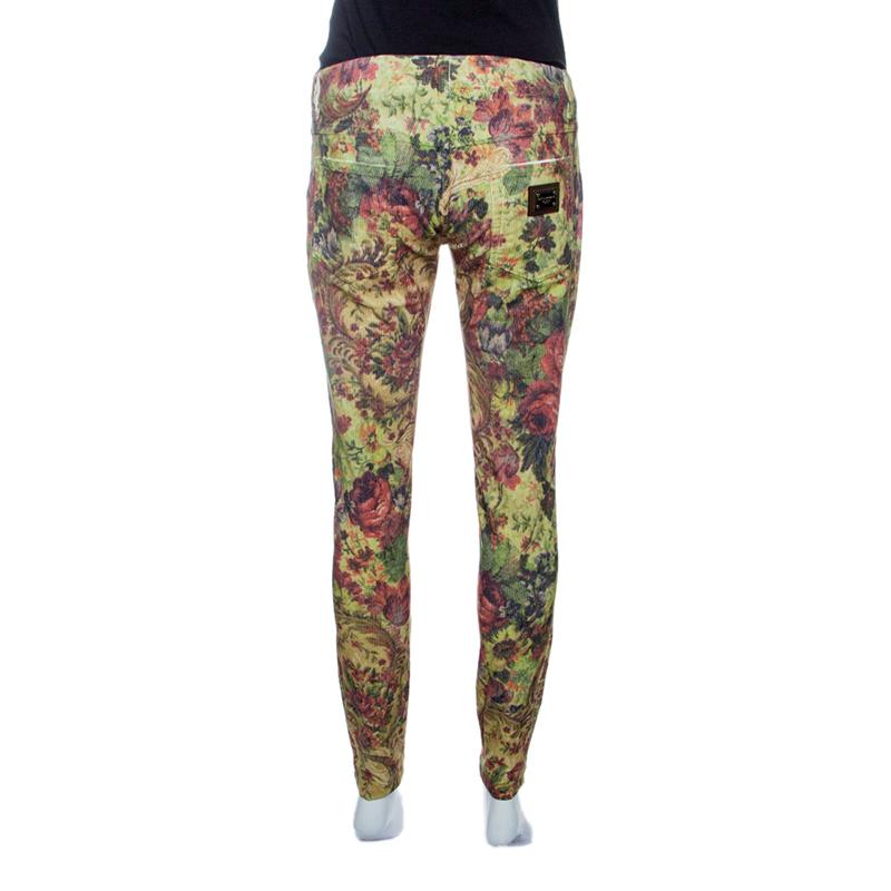 Dolce and Gabbana's beautifully floral printed pants remind us of summers. Crafted with Corduroy cotton, they offer a skinny fit and are equipped with five pockets and a zip fastening. Wear this with a loose ruffled top to highlight its fine
