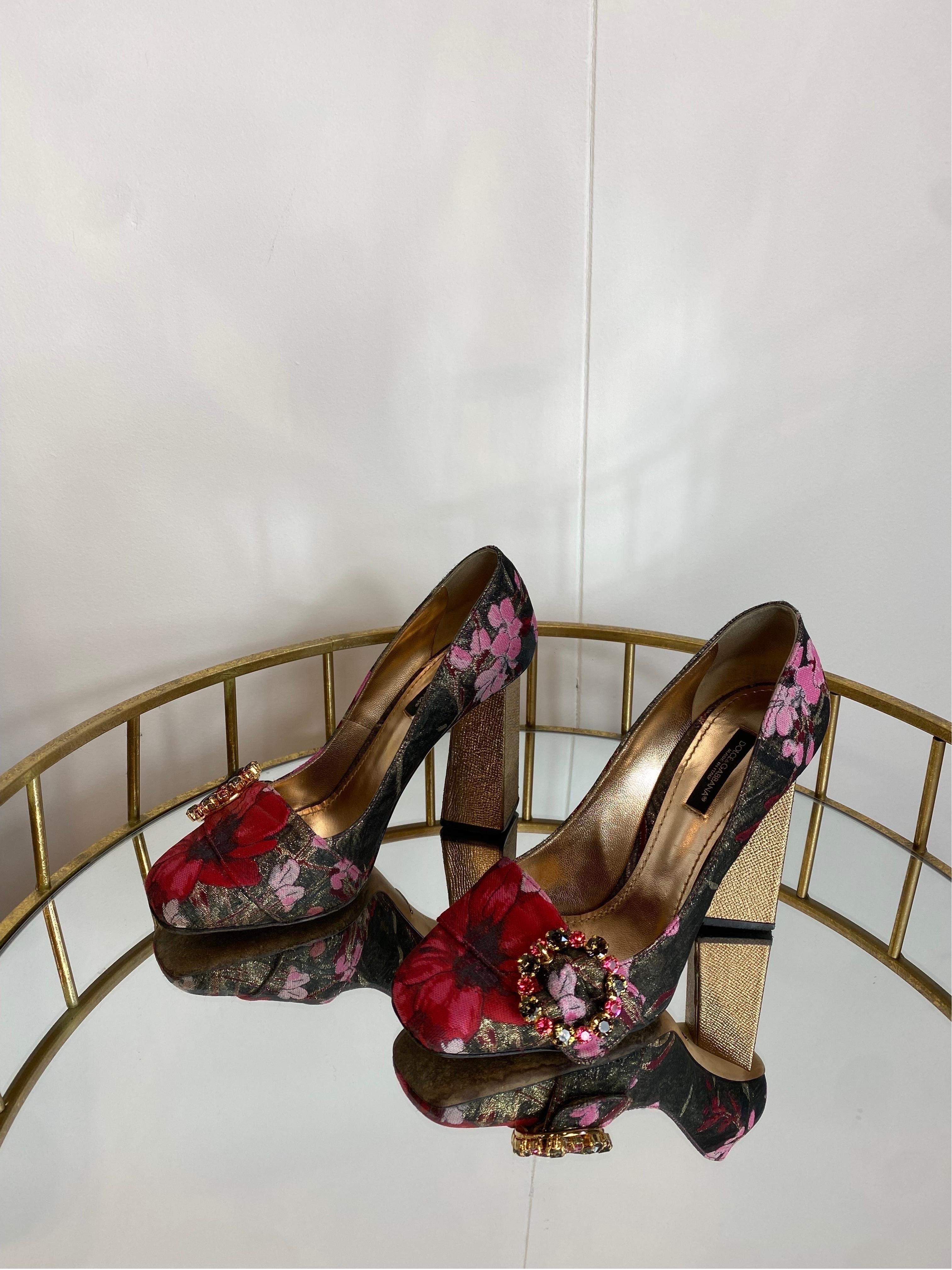 Dolce and Gabbana Jacquard Pumps.
Spring summer 2017 collection. Ready to wear.
In floral patterned fabric and jewel buckle.
Italian size 38
Inner sole 24 cm
Heel 10 cm
They come with original box.
Good general condition with only some signs of use