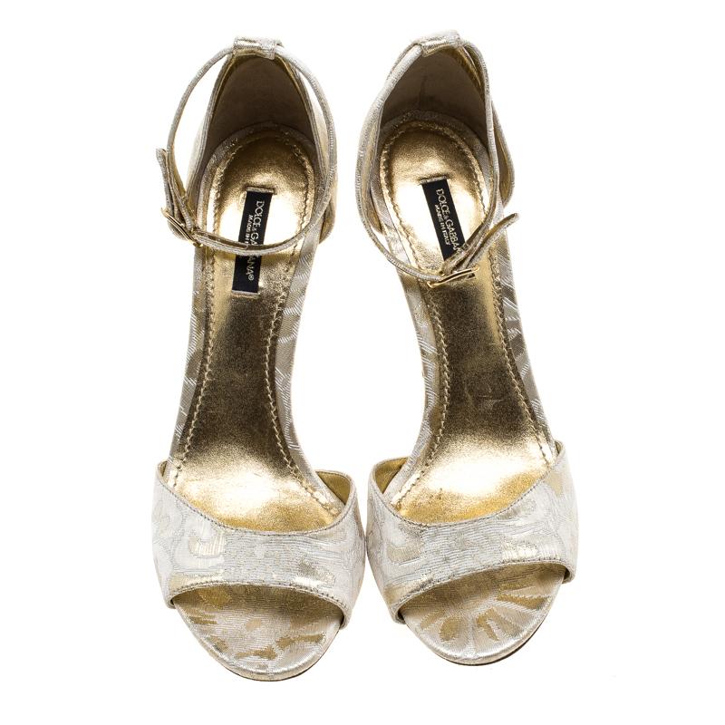 Dolce and Gabbana Gold Brocade Ankle Strap Sandals Size 38.5 im Zustand „Gut“ in Dubai, Al Qouz 2