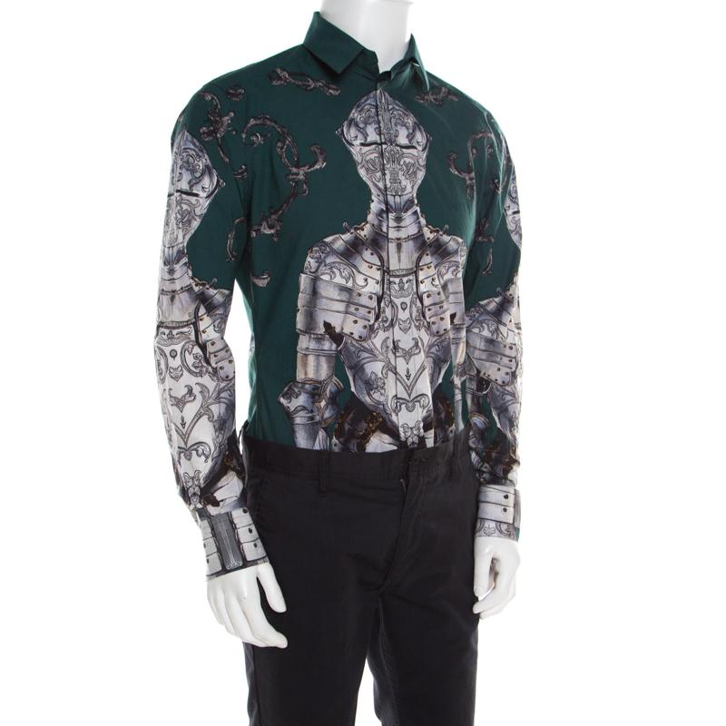 Make an impression like never before in this fabulous shirt from Dolce and Gabbana Gold! The green creation is made of 100% cotton and features an armour print all over it. It flaunts sharp collars, front button fastenings and long sleeves, Pair it