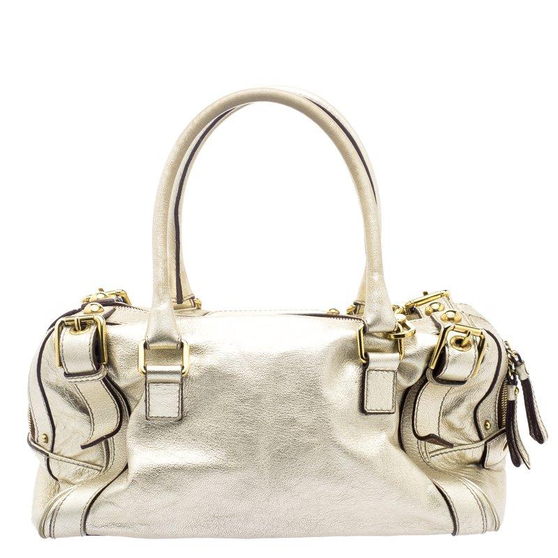 This chic Miss Easy Way Boston bag by Dolce and Gabbana will enhance both your casual and evening wear. Crafted from gold hued leather in Italy, it is decorated with the brand plaque and gorgeous buckle detailing on the exterior. The bag is equipped