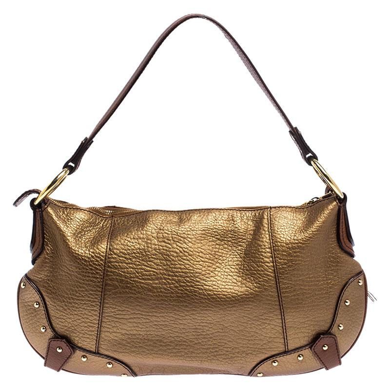 Complement the diva in you by adorning this bag from Dolce and Gabbana. Crafted from gold leather, this chic bag has an interior that is beautifully stitched with fabric for perfection. You can carry it using the single handle.

Includes: The Luxury