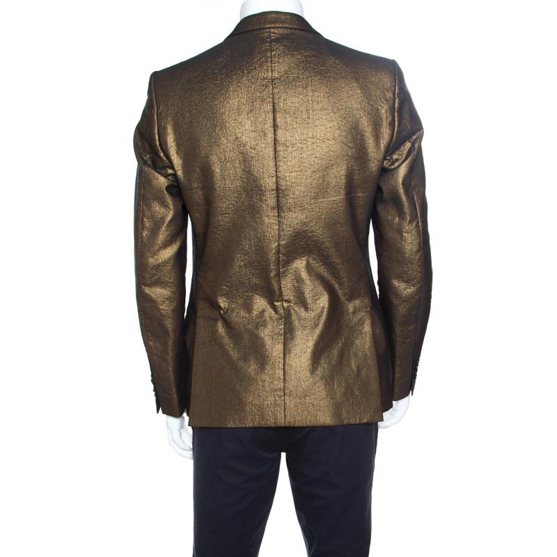 When it comes to wearing a Dolce and Gabbana creation, you are sure to make an impression! This gold textured blazer is made of a cotton blend and features contrasting lapels, a chest pocket, twin flap pockets, front button fastenings and long