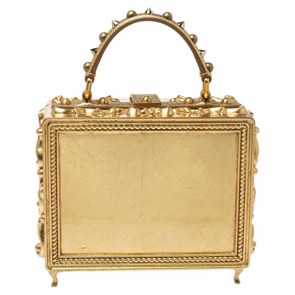 Wie diese Tasche von Dolce & Gabbana unser Herz berührt und unsere Augen zum Strahlen bringt! In einem Design:: das man sich kaum vorstellen kann:: bietet die italienische Marke eine Tasche aus Acryl und Holz an. Ein glänzendes Vorhängeschloss mit