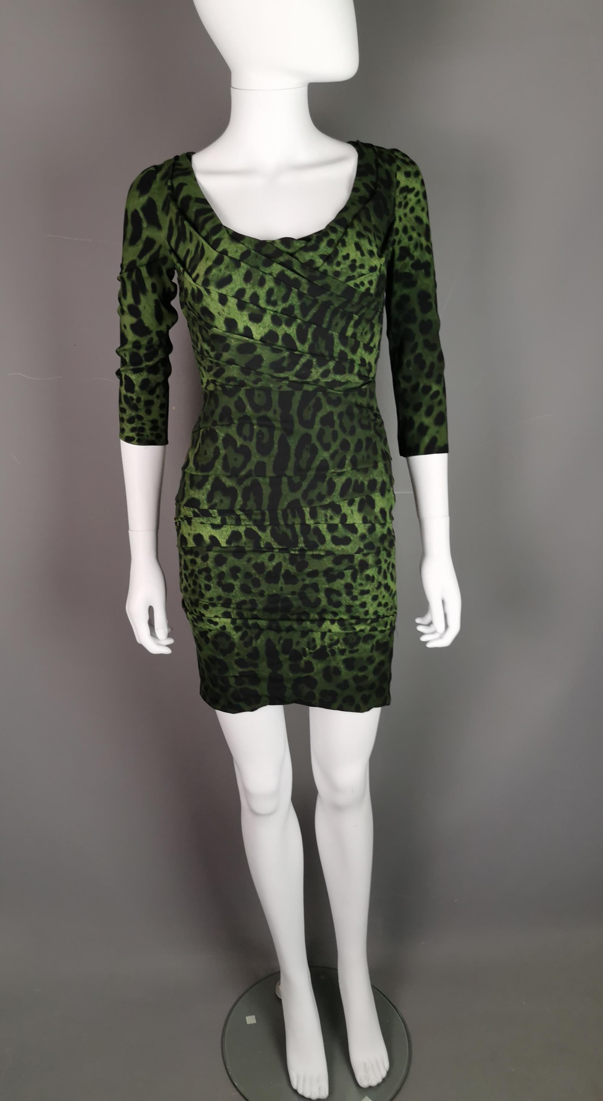 Dolce and Gabbana Green leopard print silk bodycon dress, Ruched, NWT In Excellent Condition For Sale In NEWARK, GB