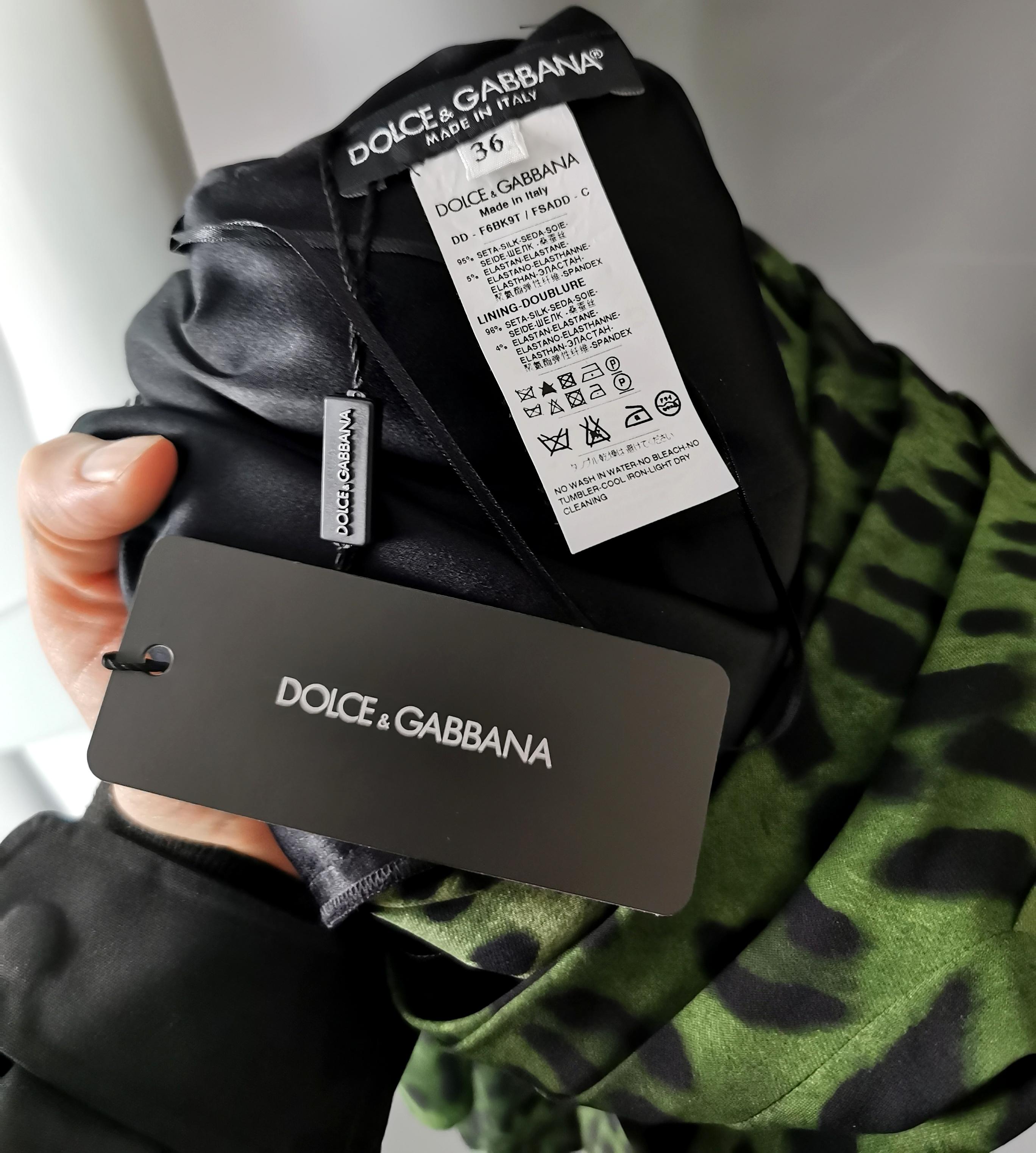 Robe bodycon en soie verte imprimée léopard Dolce and Gabbana, froncée, neuve avec étiquette en vente 1