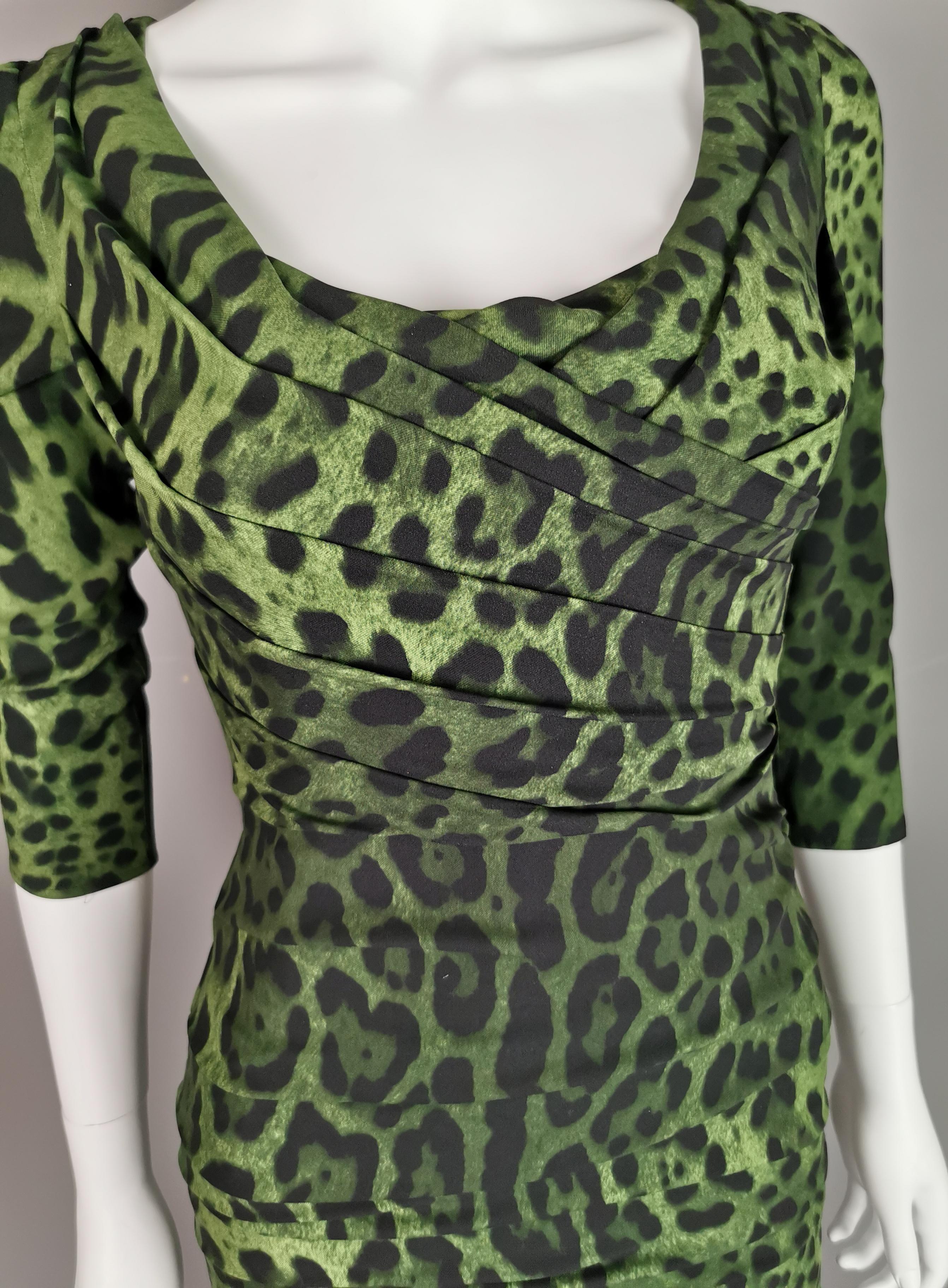 Dolce and Gabbana Green leopard print silk bodycon dress, Ruched, NWT For Sale 3