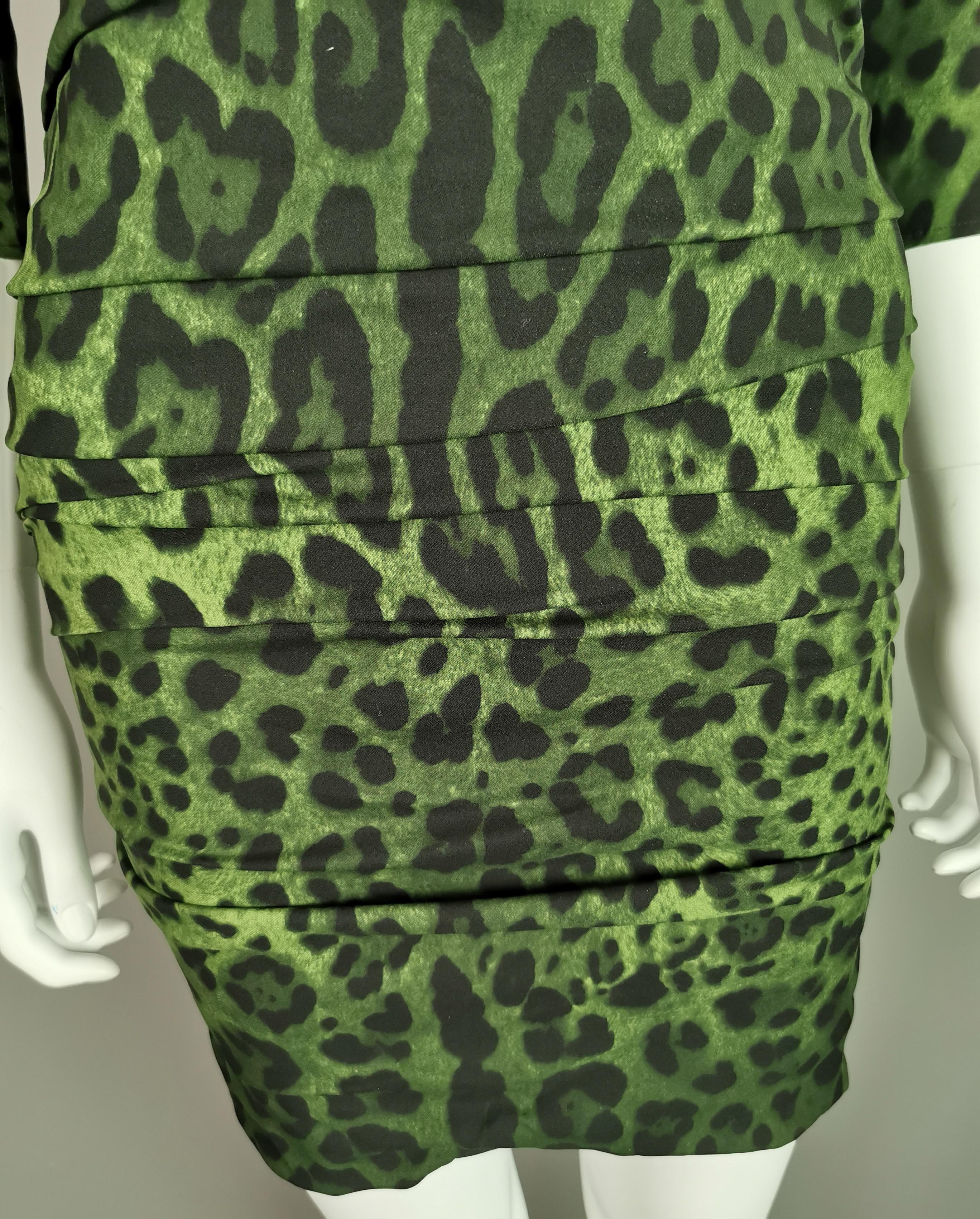 Dolce and Gabbana Green leopard print silk bodycon dress, Ruched, NWT For Sale 4