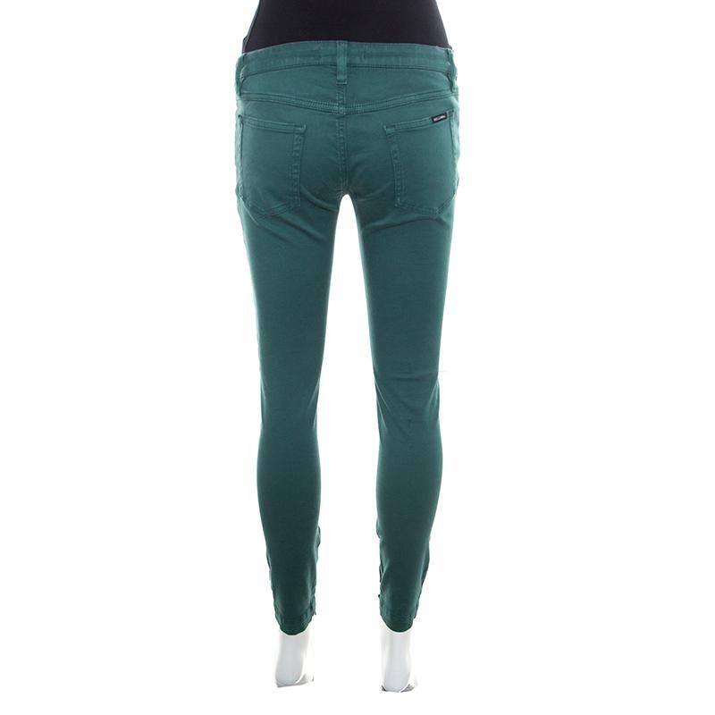 Dolce and Gabbana's tasteful designs make them a superlative choice when looking for stylish ensembles. These denim jeans, flaunting a green hue, have a skinny silhouette that gives you a flawless fit. Exuding a chic appeal with a feminine vibe,