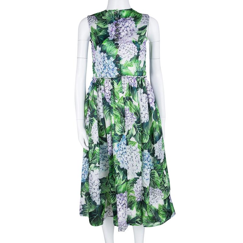 In a perfect blend of modern style and feminity, this Dolce&Gabbana dress is a creation for every woman's closet. With Hydrangea prints all over and a midi-hem, the dress is a winner with high heels and flats as well. It is made from silk and bound