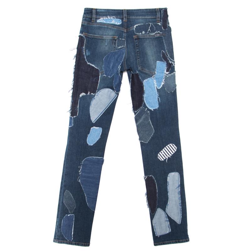 Trust Dolce and Gabbana for comfort and style and grab these fabulous skinny jeans for yourself. The indigo jeans are made of a cotton blend and feature a distressed design. They flaunt a faded effect which makes them look quite appealing along with