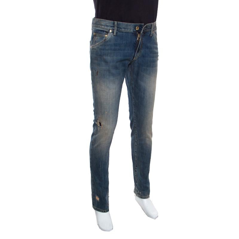 Now style those fabulous T-shirts of yours with these amazing indigo dark washed denims from Dolce and Gabbana. They are made of 100% cotton and feature a splatter effect. They flaunt a distressed design, a front button fastening, belt loop closures