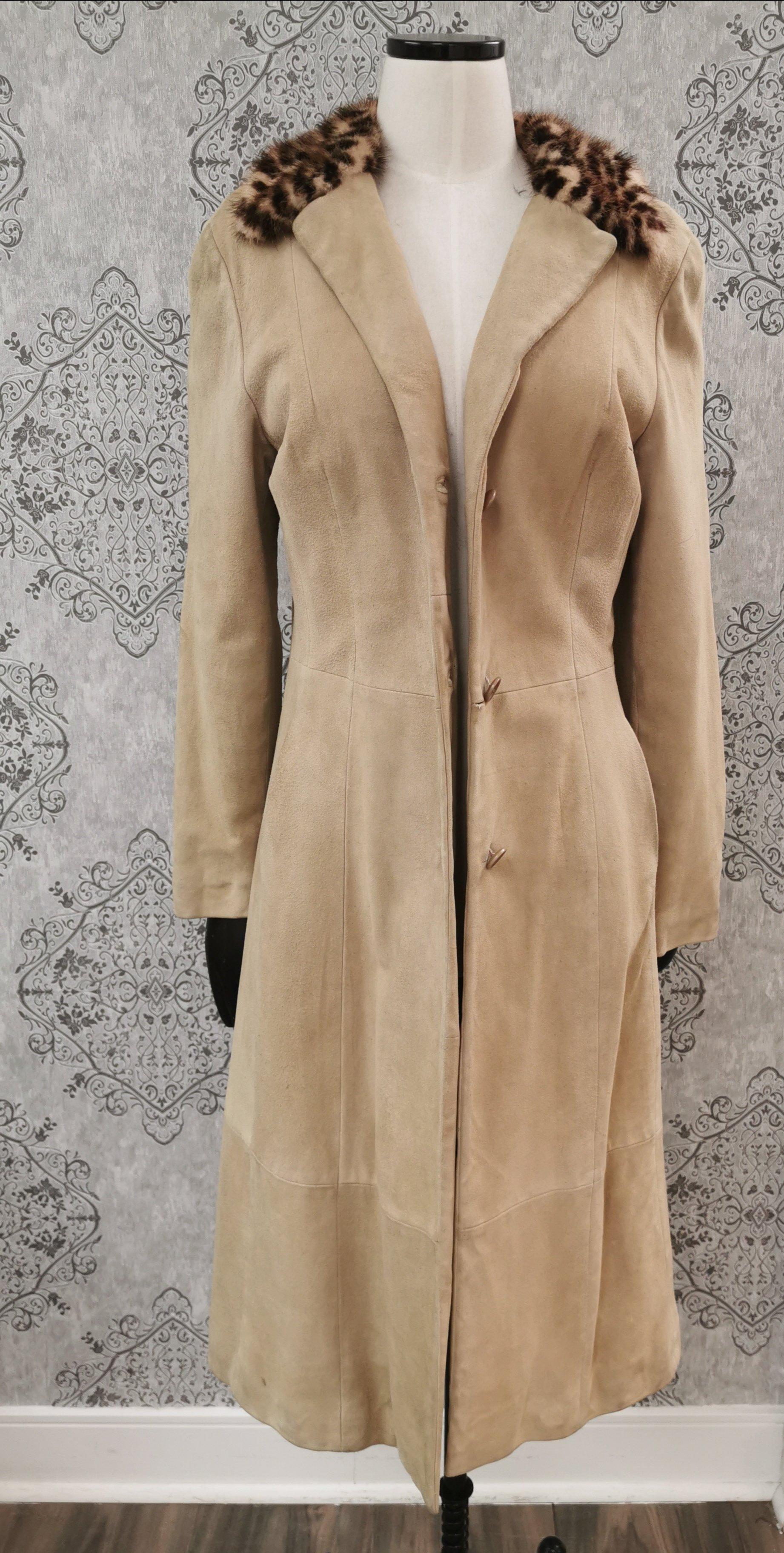PRODUCT DESCRIPTION:

fashionable perfectly tailored Dolce and Gabbana Lamb suede coat with leopard print mink fur collar trim (Size 4-6/S)

Condition: Pristine
Closure: Buttons Single breasted 
Color: Beige and leopard print
Material: Lamb suede