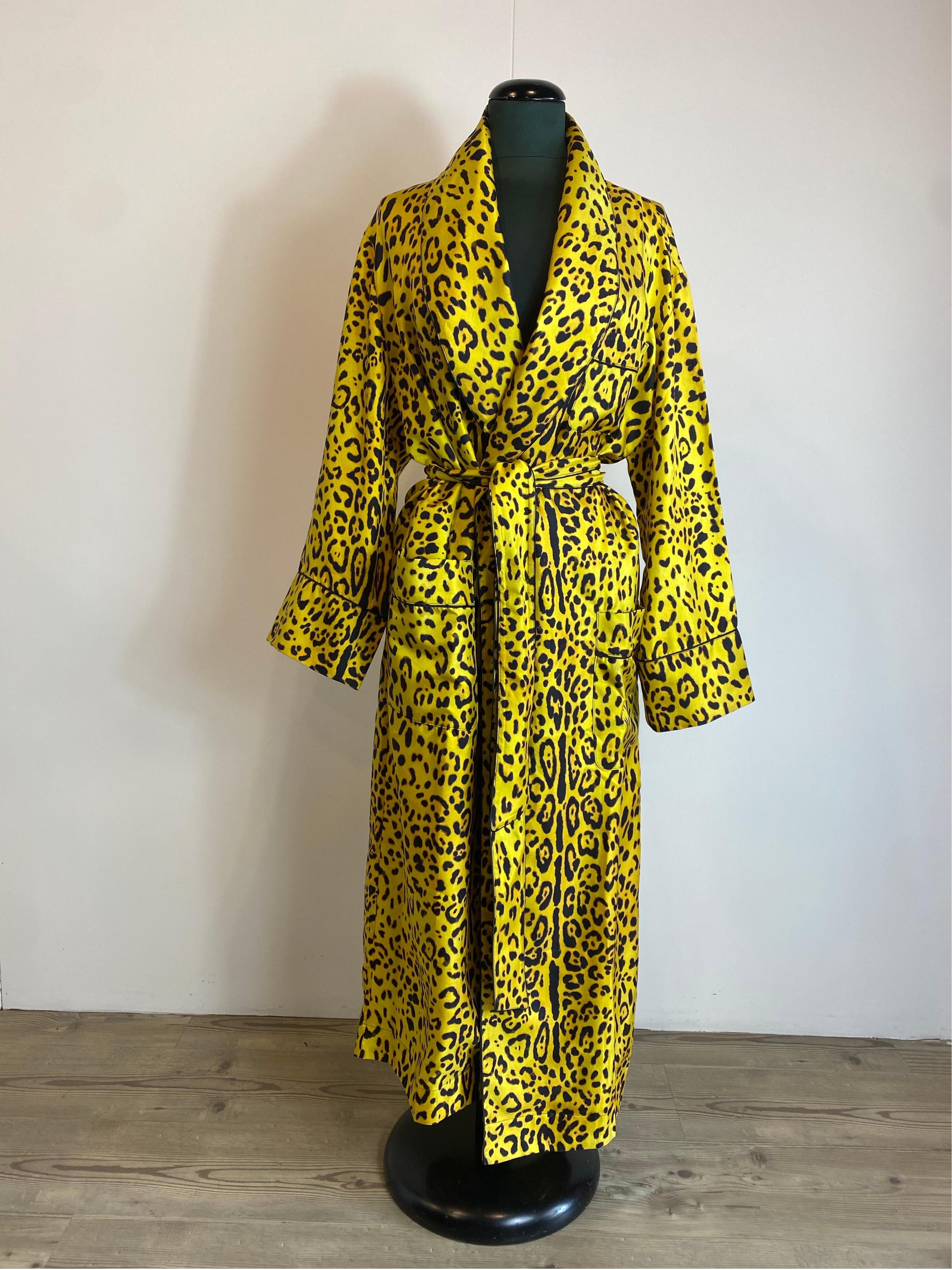 Dolce and Gabbana Lingerie Night Gown
In 100% silk, leopard pattern.
Italian size 40 but soft fit.
Shoulders 46 cm
Length 132 cm
Sleeve 59 cm
Features matching eye mask.
New, still with original label.
Even though it is new, it has some loose