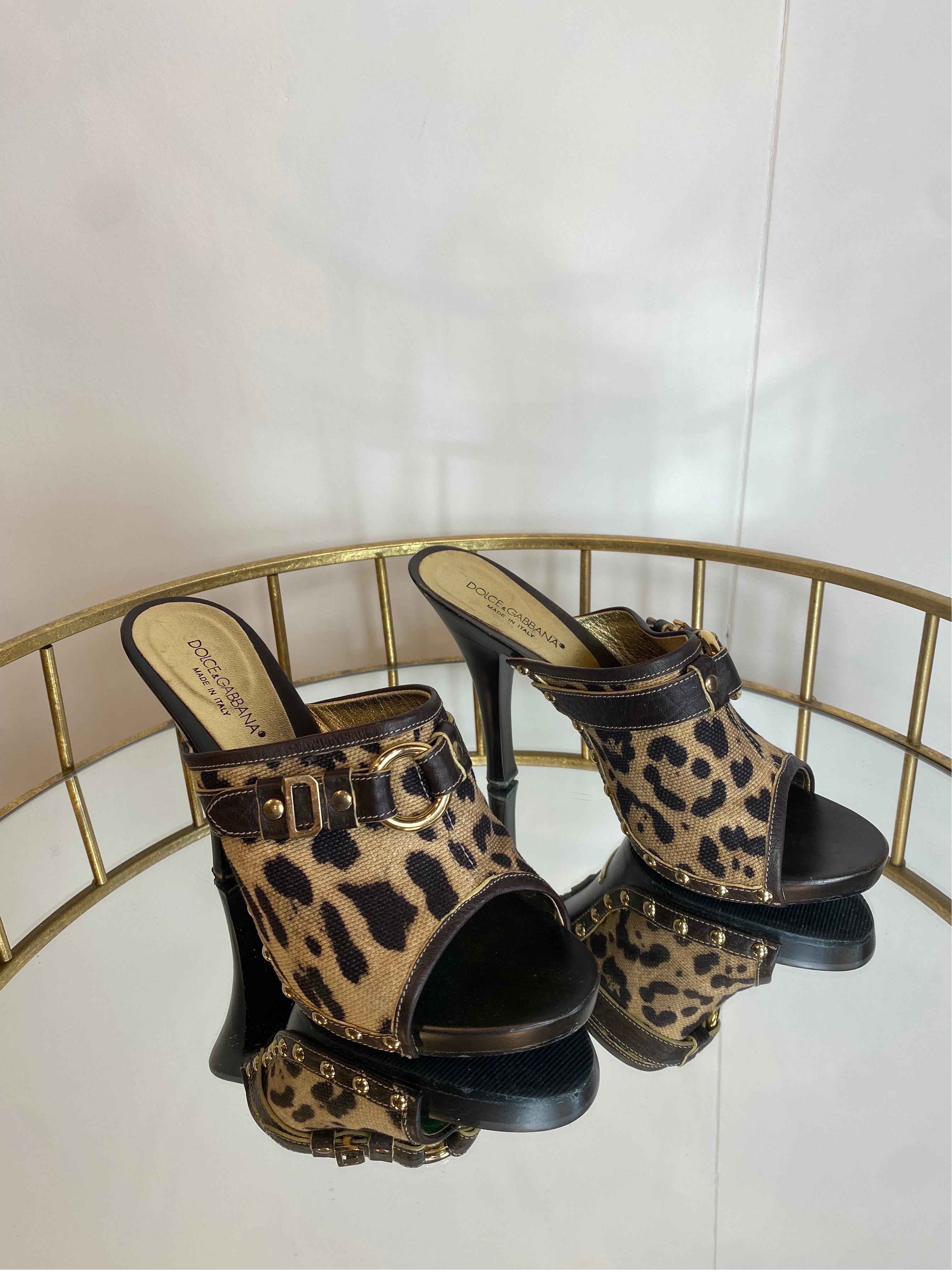 Dolce and Gabbana clogs
In leopard print fabric and golden hardware.
Italian number 38.
Inner sole 24.5
Heel 12 cm
Excellent general condition, used only for a photo shoot.
They have original box.