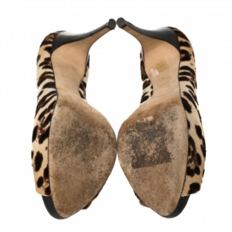 Dolce and Gabbana Leopard Print Pony Hair Peep Toe Platform Pumps Size 39.5 In Good Condition For Sale In Dubai, Al Qouz 2