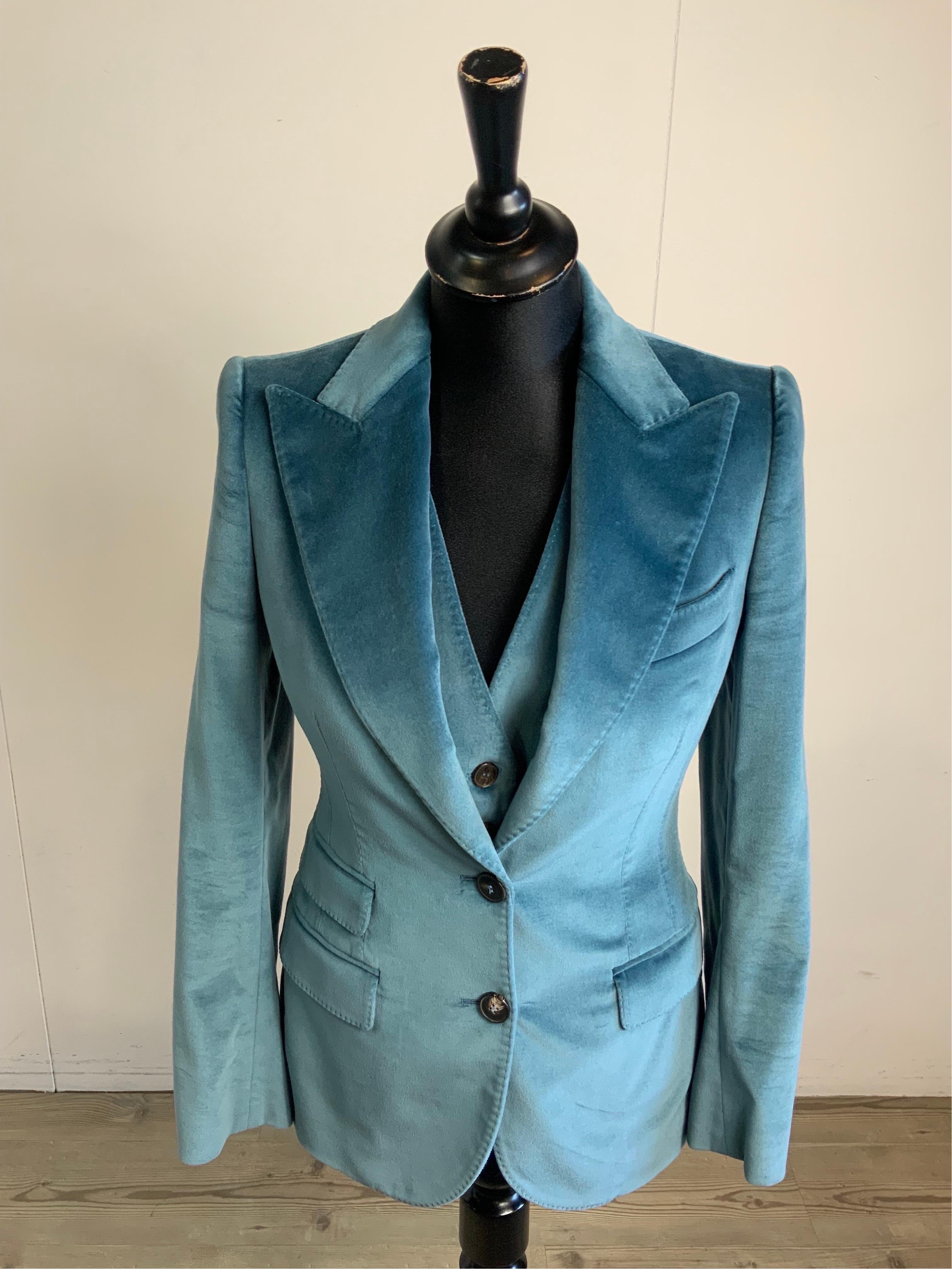 Dolce and Gabbana jacket + vest set.
in cotton, viscose and elastane. Lined. It looks like velvet.
The jacket is an Italian size 36.
Shoulders 38 cm
Bust 40 cm
Length 72 cm
Sleeve 62 cm
The vest is an Italian 40
Bust 40 cm
Length 55 cm
Excellent