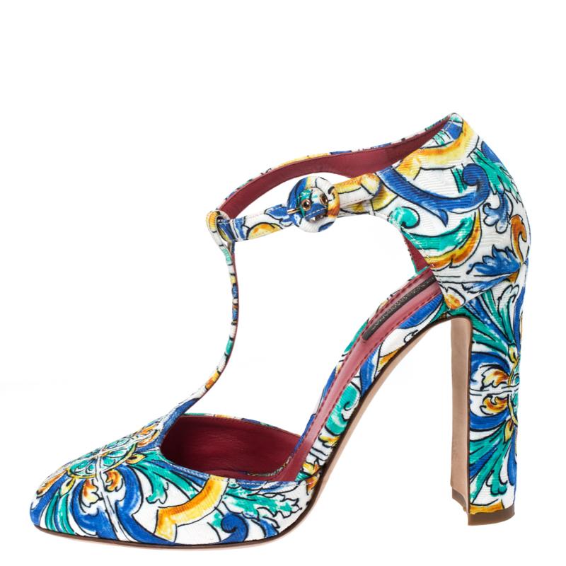 We have our eyes set on these stunning sandals from Dolce & Gabbana. They flaunt such exquisite details, like the vibrant majolica print brocade fabric construction, the round toes and the leather lining. Set on chunky heels, you will truly love to