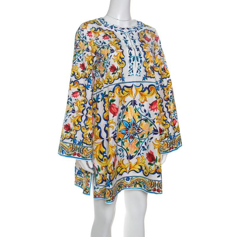 It's time to glam up your style quotient with this ravishing kaftan dress from Dolce and Gabbana. This Italian creation is made of 100% cotton and shines with a Majolica print all over it. It flaunts a round neckline with a loop closure and bell