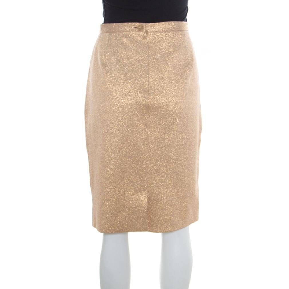 Wonderfully covered in matte gold and tailored to fit you beautifully, this Dolce & Gabbana pencil skirt makes a truly worthy buy! It has been cut from quality fabrics and finished with a zipper on the back. Pair it with a matching blazer and beige