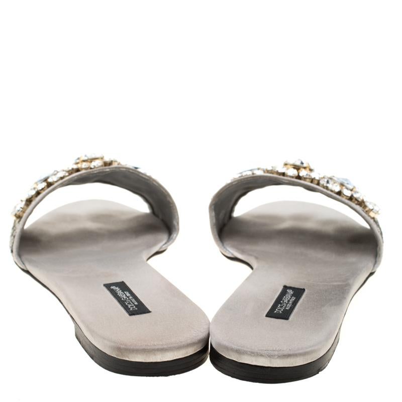 Dolce And Gabbana Metallic Silver Lace Crystal Embellished Flat Slides Size 39 In Good Condition In Dubai, Al Qouz 2