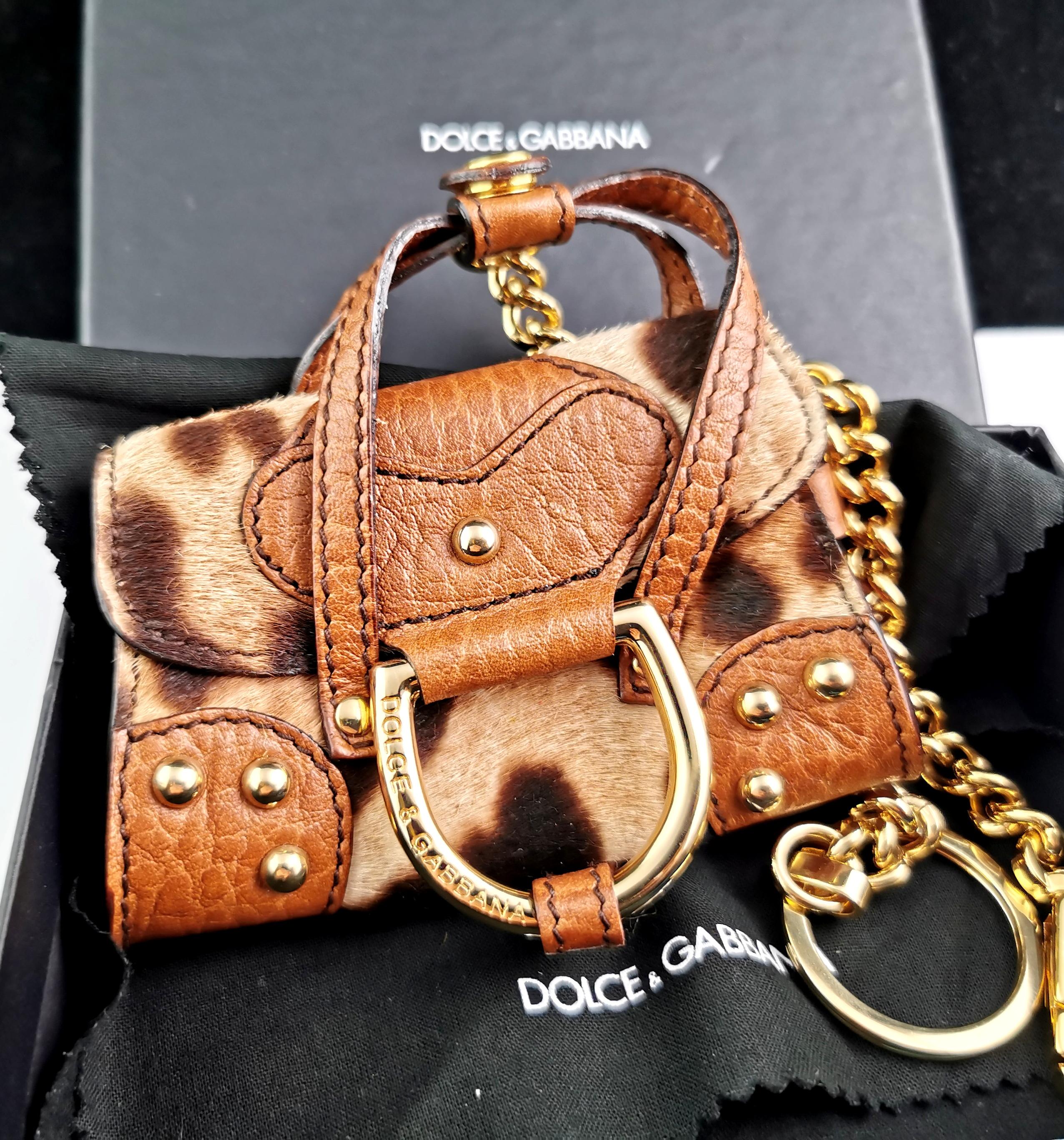 Sac à main Dolce and Gabbana micro imprimé léopard, breloque, dans sa boîte  en vente 8