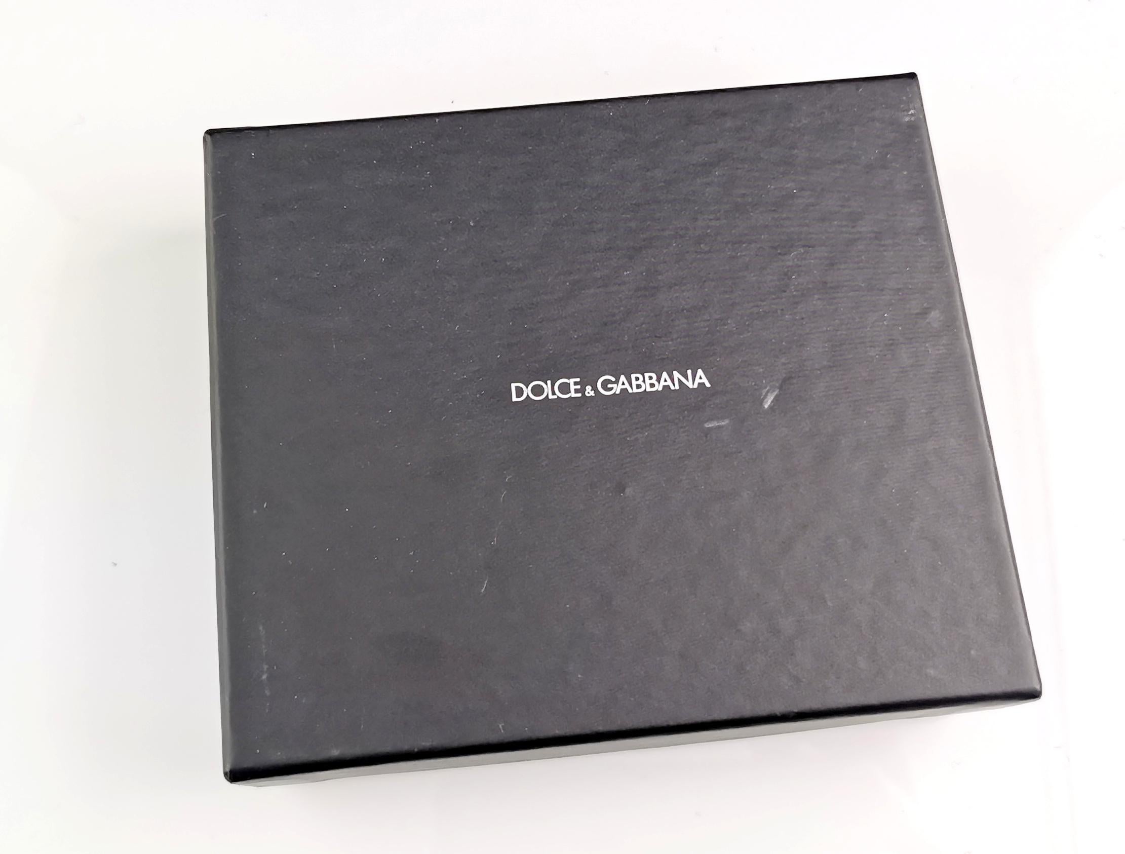 Un magnifique micro-sac à main ou un charme de Dolce et Gabbana.

Il s'agit d'un micro-sac à main complet qui s'ouvre et se ferme, en cuir de veau imprimé léopard, style poney.

Il présente des coins en cuir brun grainé et des clous de couleur
