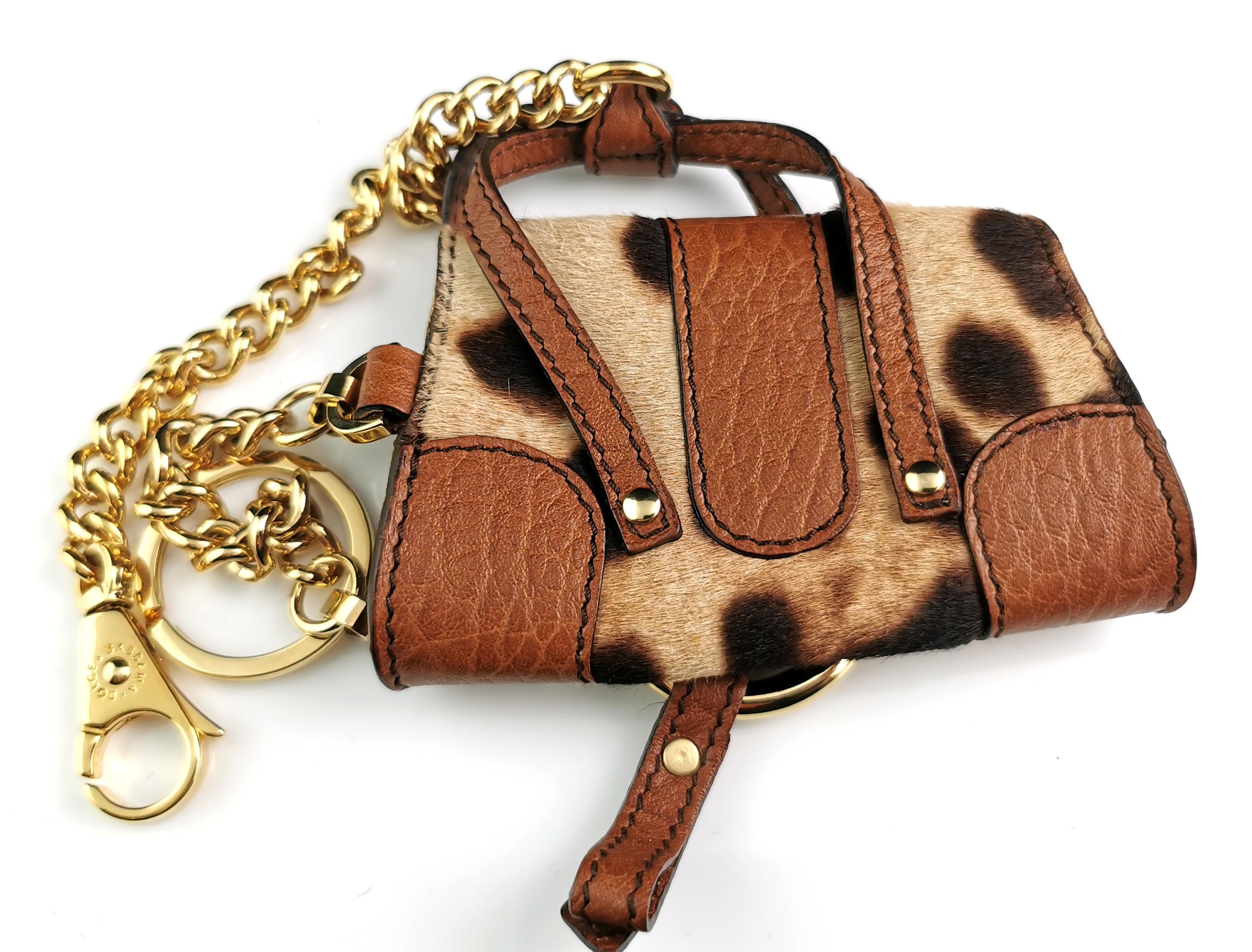 Sac à main Dolce and Gabbana micro imprimé léopard, breloque, dans sa boîte  en vente 2