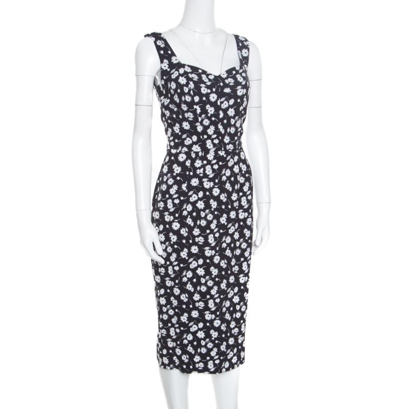 If you're a fan of minimalist and classic styles, then this sheath dress from Dolce and Gabbana is just perfect for you! The monochrome creation is made of 100% viscose and features a flattering feminine silhouette. It flaunts diasies printed all