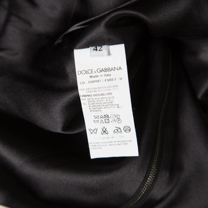 Dolce and Gabbana Monochrome Daisy Printed Crepe Sleeveless Sheath Dress M In New Condition In Dubai, Al Qouz 2