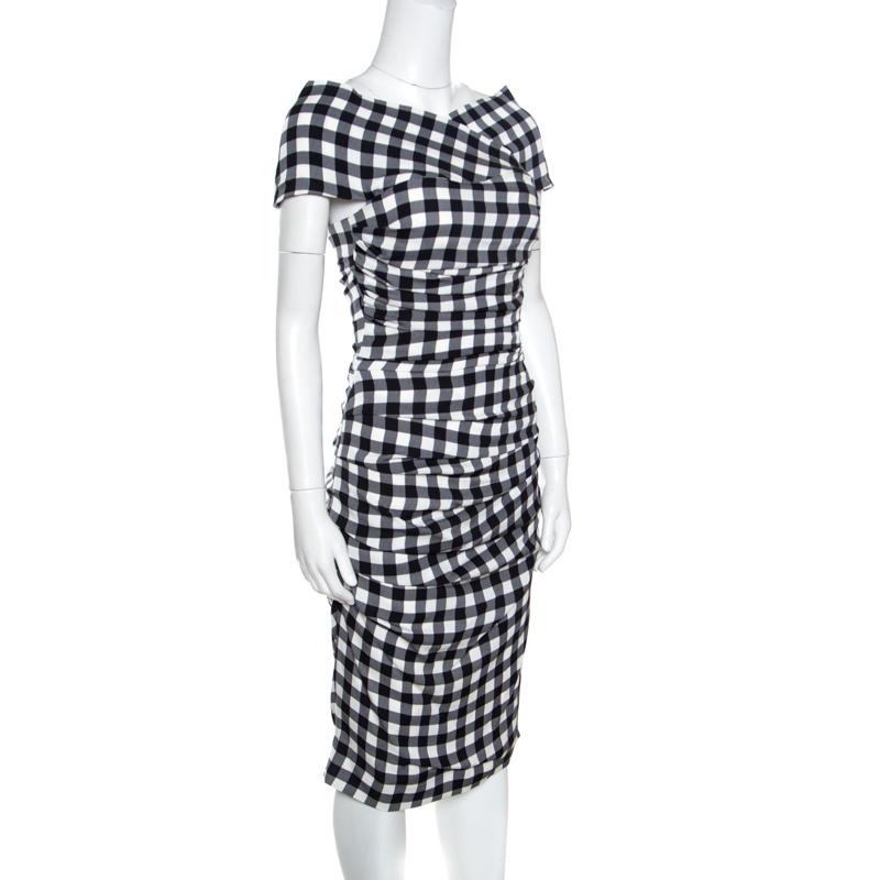 Very stylish and oh so lovely, this bodycon dress from Dolce and Gabbana is sure to help you make an impression! It features a monochrome gingham check pattern all over it and flaunts a ruched silhouette. A closed cut neckline, short sleeves and a