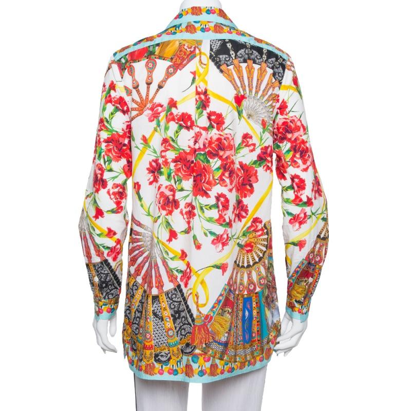 Dolce & Gabbana brings to you this lovely Poplin shirt to make you look fabulous and make a statement! It is made of 100% cotton and features a multicolor floral fans printed pattern all over it. It flaunts notched lapels, concealed front button