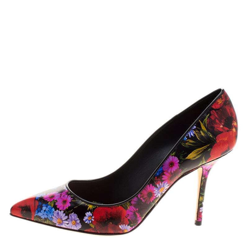 Deliver the most unforgettable looks with these pumps from Dolce&Gabbana! From their shape and detailing to their overall appeal, they are utterly mesmerizing. The pumps are crafted from leather and decorated with blooming flower prints all over, on