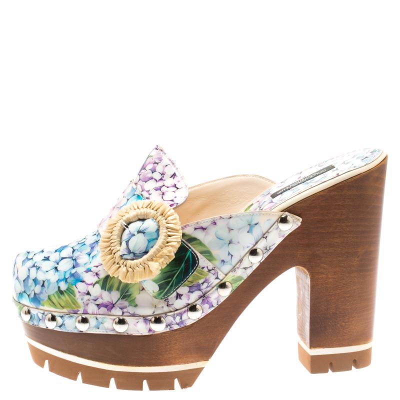 These platform clogs from Dolce and Gabbana promise to adorn your feet with utmost style! They are crafted from patent leather and feature a Hydrangea print. They flaunt round toes and buckled straps detailed on the vamps. They are complete with