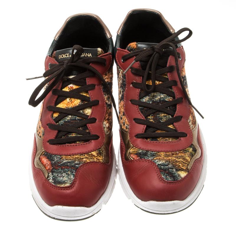 Made to provide comfort, these sneakers by Dolce & Gabbana are trendy and stylish. They've been crafted from leather, tweed fabric, and suede in multicolors. The vamps are laced and the insoles are leather-lined. Wear them with your casual outfits