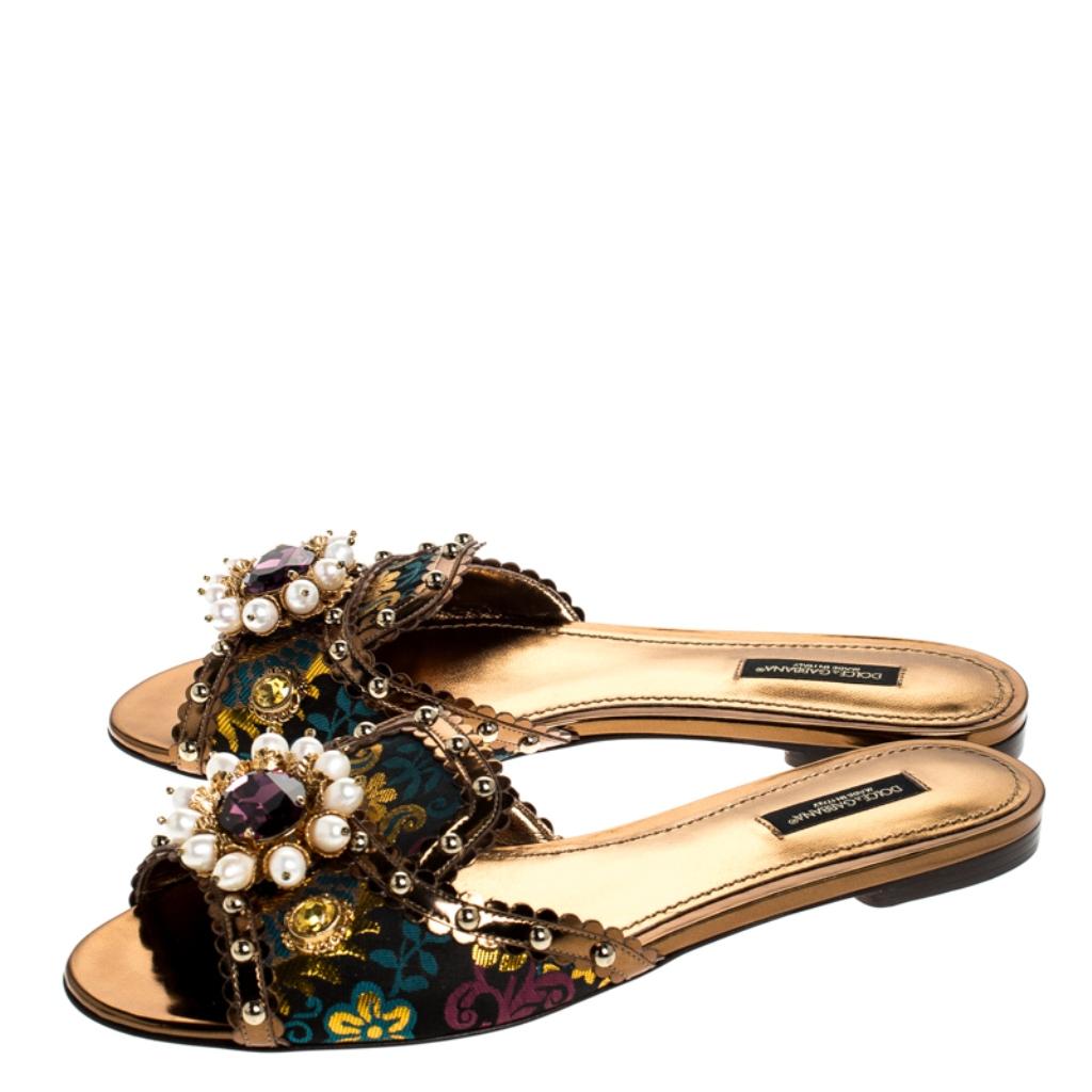 Dolce and Gabbana Multicolor Trim Faux Pearl Embellished Flat Slides Size 39 In New Condition In Dubai, Al Qouz 2