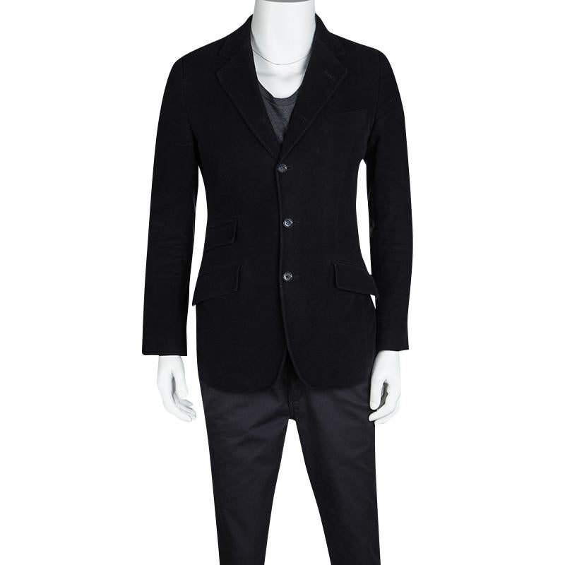 Here's a blazer that is high in style and shape! Tailored beautifully from quality cotton, this blazer from Dolce&Gabbana comes in a navy blue shade. Notched lapels along with front buttons and pockets complete this smart creation.

Includes: