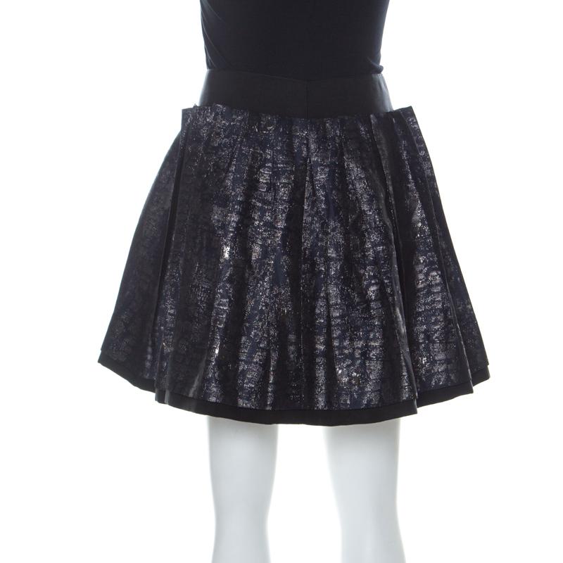 Go for a makeover with this elegant and contemporary skirt from Dolce and Gabbana. It features a lurex jacquard design and neat pleats. You will surely slay in this in-vogue navy blue number designed exclusively to bring out the fashionista in