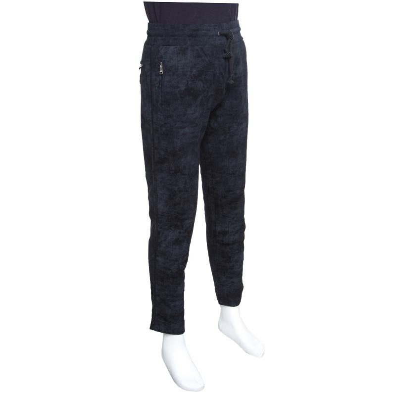 Now lounge around in comfort in these sweatpants from Dolce and Gabbana. The navy blue pants are made of 100% cotton and feature a simple structured silhouette. They flaunt a washed effect design and come with a tie-up fastening at the front and