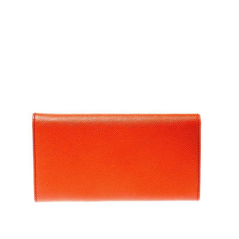 This Dauphine Continental wallet by Dolce&Gabbana is effortlessly designed for an elegant take. Crafted from leather, it is accented with gold-tone hardware and features the brand plate on the front. The flap closure opens to a leather and