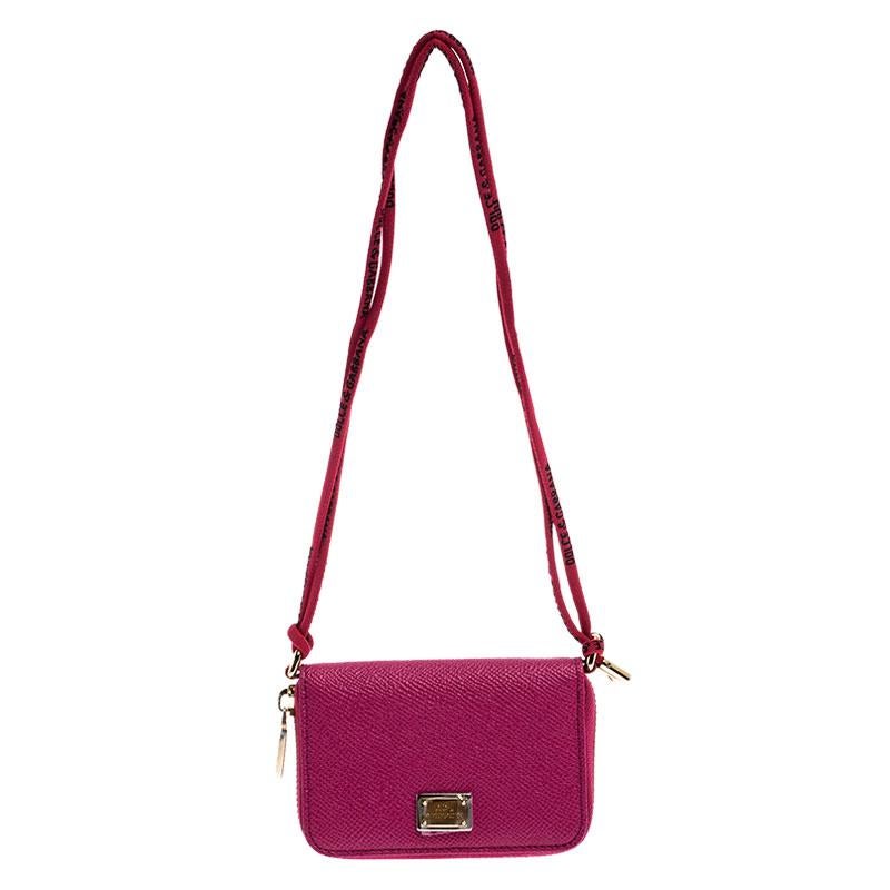 Compact yet super stylish, this Dolce&Gabbana purse is designed from pink leather featuring 'Forever Love' on the exterior and a zipper closure. This bag can easily hold your change and the petite style can easily fit in your everyday
