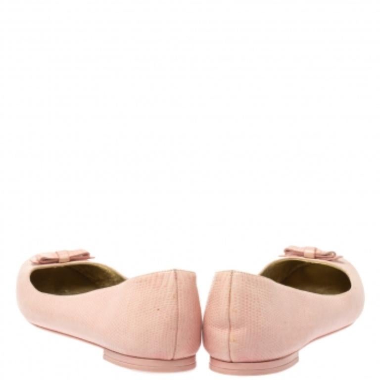Dolce & Gabbana - Ballerines en cuir gaufré rose avec nœud Taille 40 Bon état - En vente à Dubai, Al Qouz 2