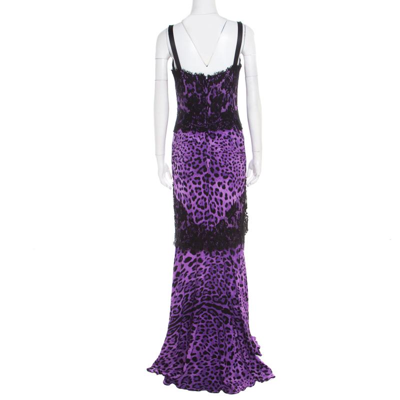 Flaunt the latest fashion with this polished piece from the house of Dolce and Gabbana. Wear this purple dress with suitable accessories for a stylish yet elegant look. Flawlessly tailored from blended fabric, this impressive outfit makes a