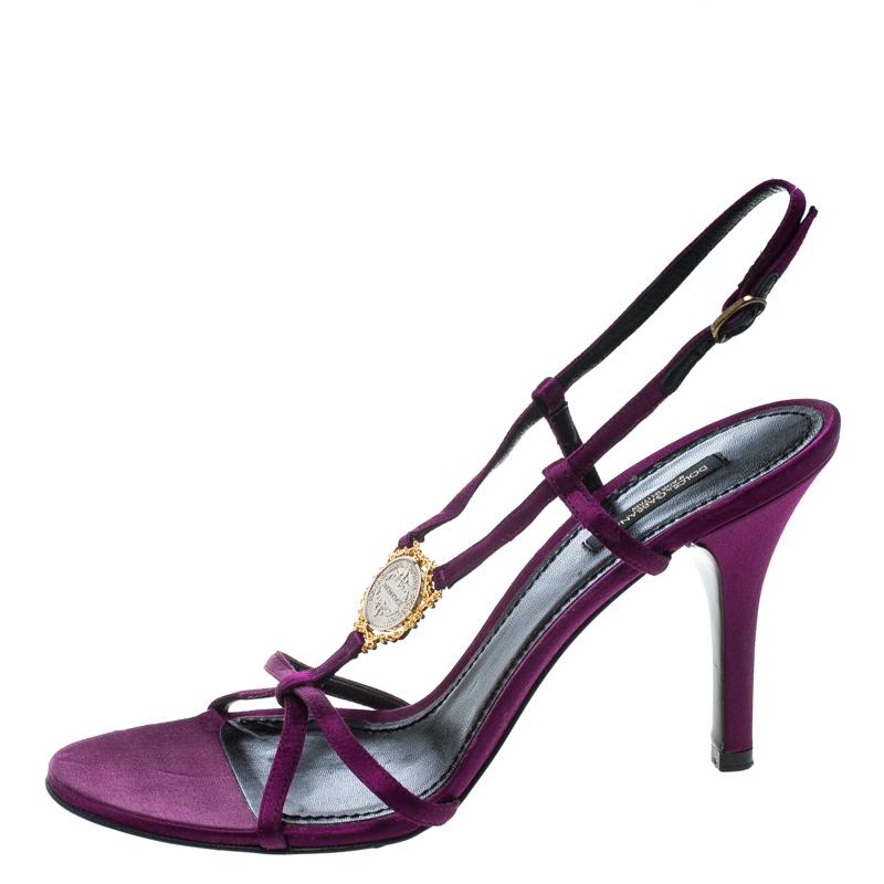 These satin sandals by Dolce & Gabbana are utterly mesmerizing and filled with so much beauty, they make our hearts flutter. They come in a soul-soothing design of purple straps, emblem detailing, buckle slingbacks and 10 cm heels. They'll look