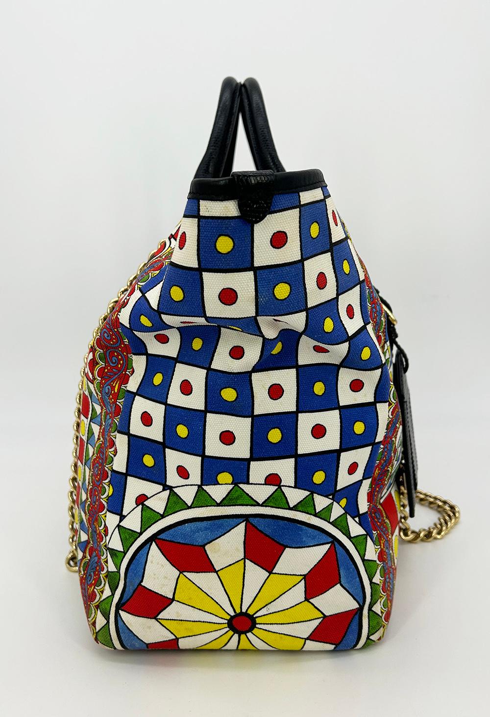 Dolce & Gabbana Queen of Hearts Capri Tote in discrete condizioni. Tela multicolore con un'esclusiva stampa tradizionale della regina di cuori che raffigura la regina sia sul lato anteriore che su quello posteriore, circondata da pedine colorate,